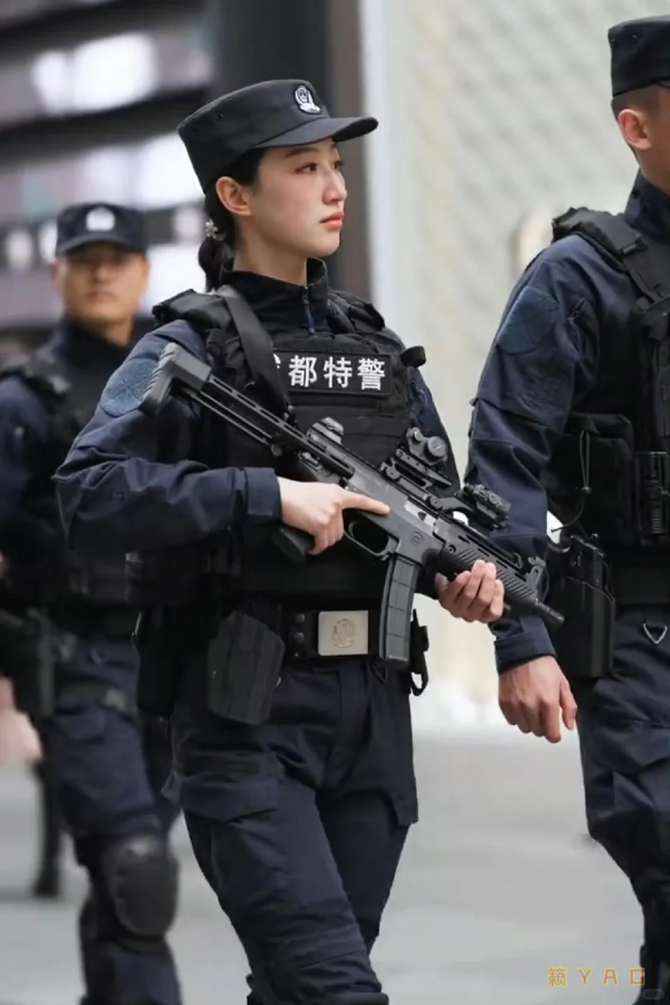 英姿飒爽的女特警，守护城市平安！🔥👍