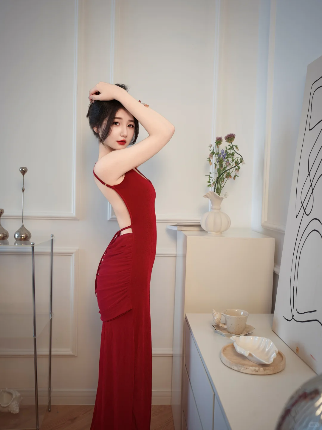一袭炽烈红裙撞进纯白房间，性感肆意绽放✨