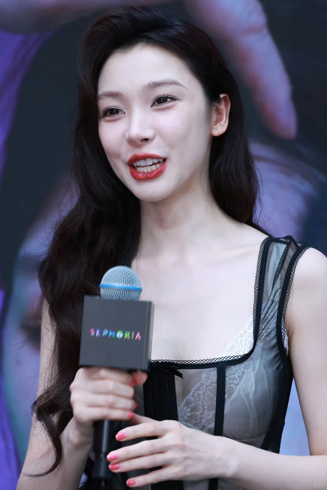 易梦玲薄纱上衣白裙