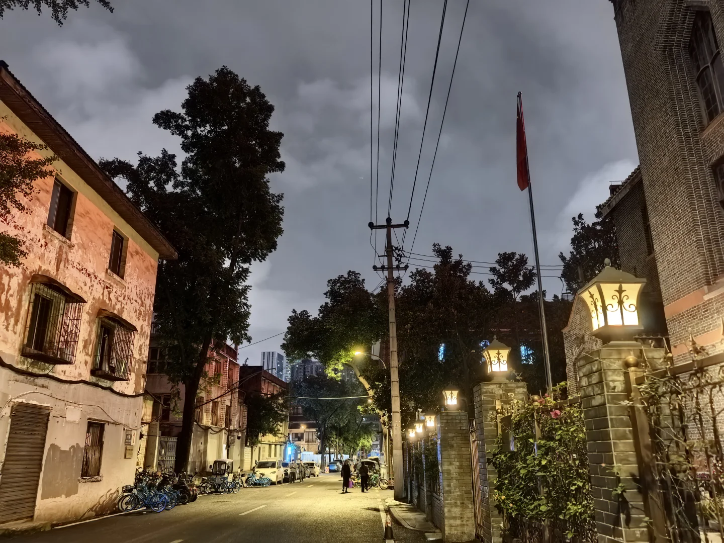 他们经营得有点杂，不专注，很难发财