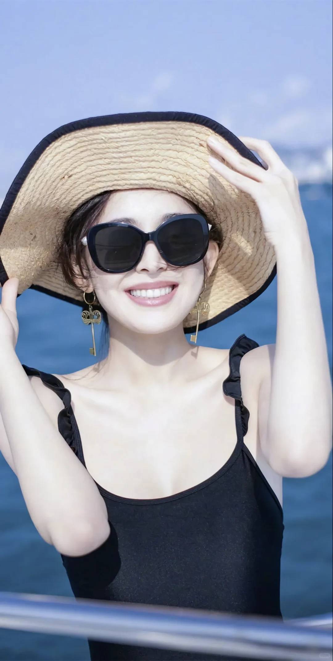 古力娜扎 | 游艇写真鲨疯了！这身材比例绝