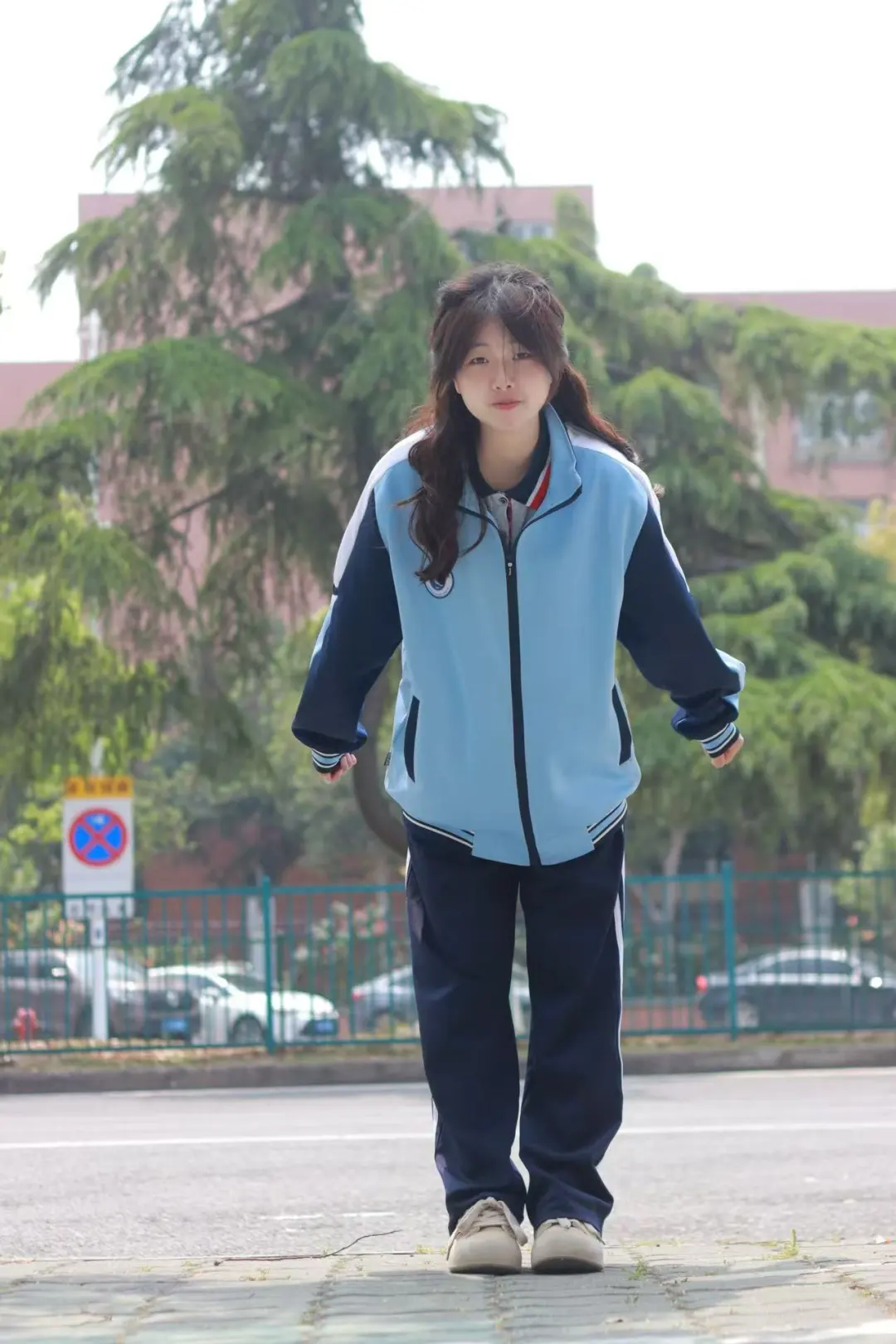 在街上拍到了一个超好看的她📸