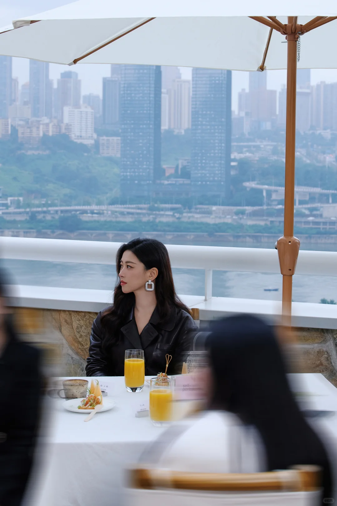 朱珠贵气四套依旧封神：妩媚智性天花板🥂