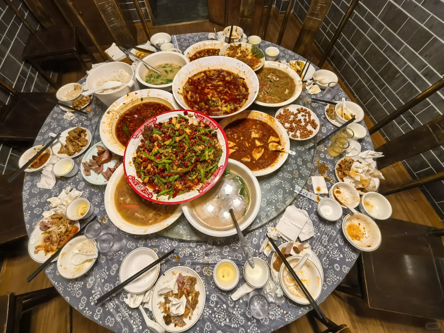 他们经营得有点杂，不专注，很难发财