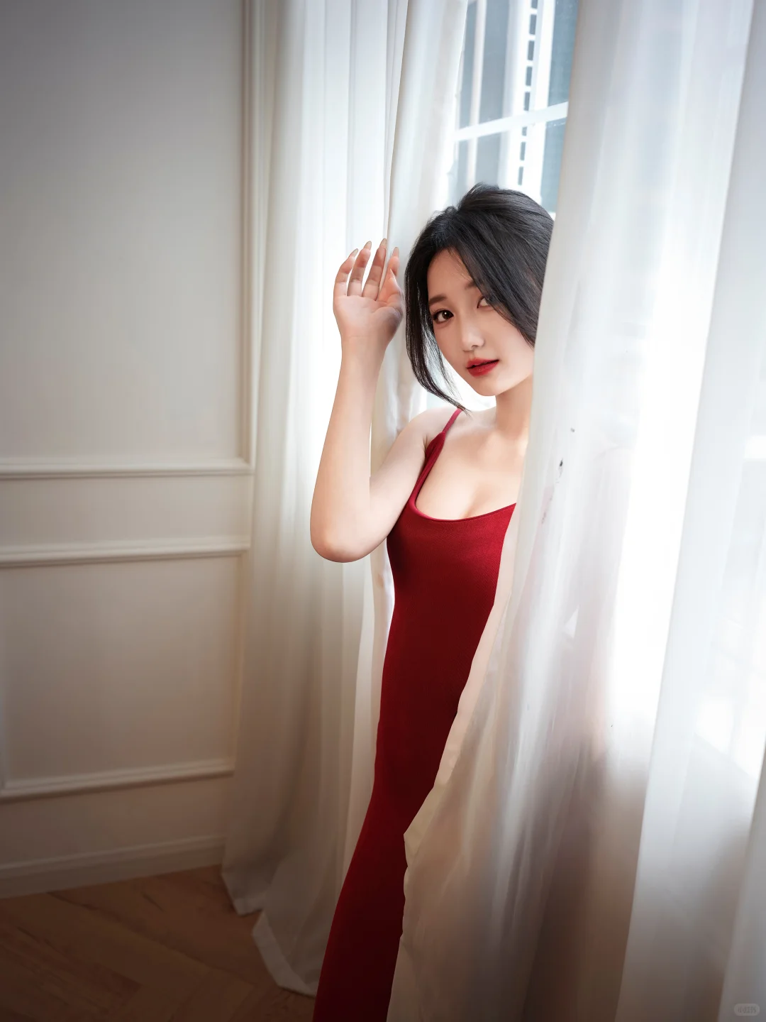 一袭炽烈红裙撞进纯白房间，性感肆意绽放✨
