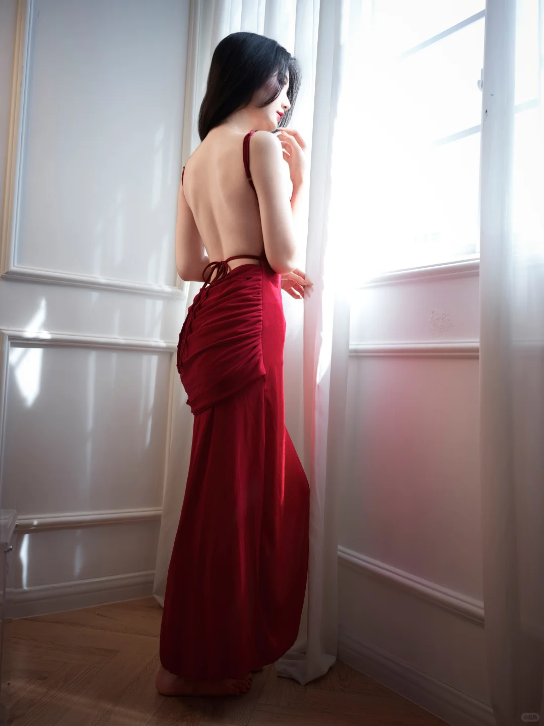 一袭炽烈红裙撞进纯白房间，性感肆意绽放✨