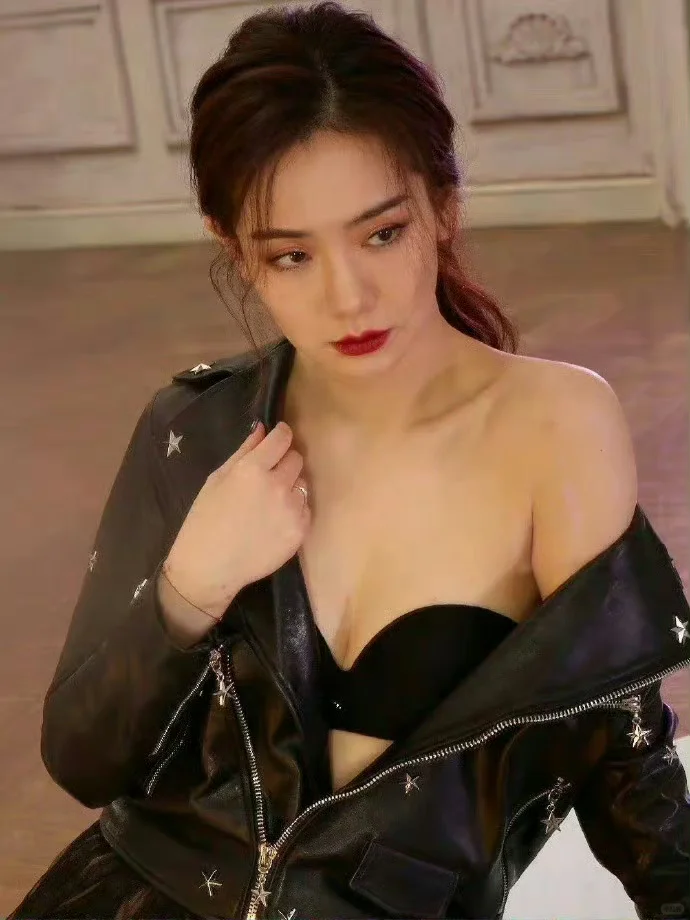 哇塞🌈戚薇写真集，自信，妩媚，👍👍