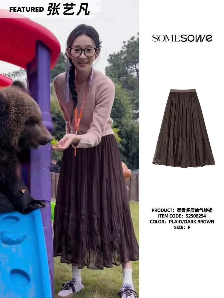 📷张艺凡和小熊可爱互动的一组美照😍