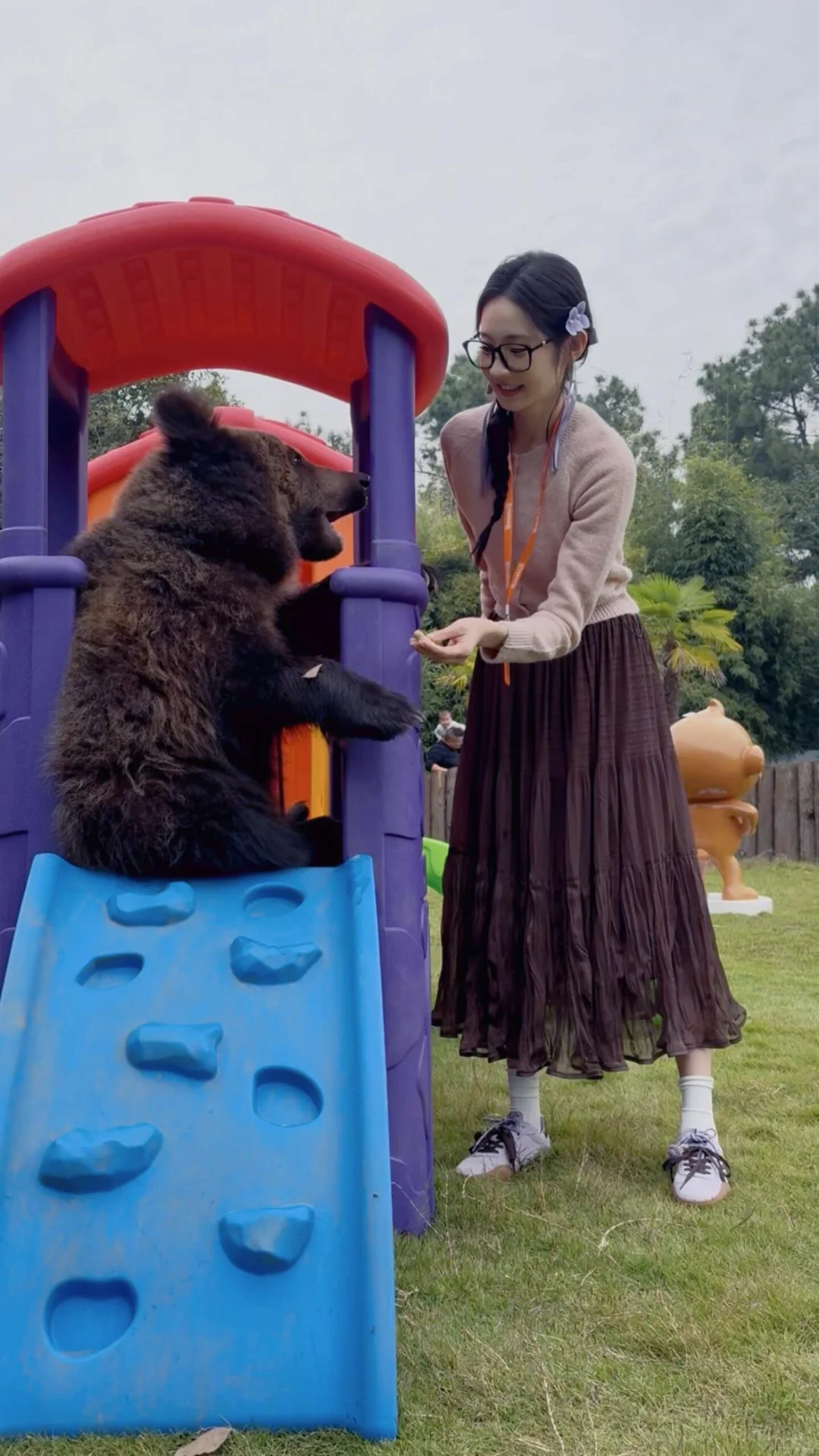 📷张艺凡和小熊可爱互动的一组美照😍