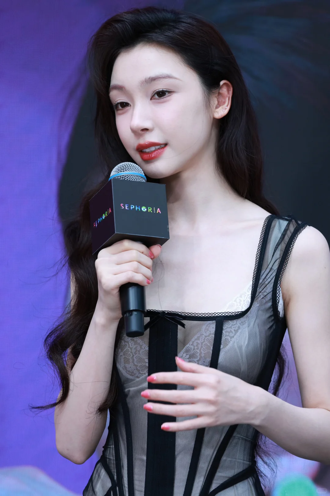 易梦玲薄纱上衣白裙