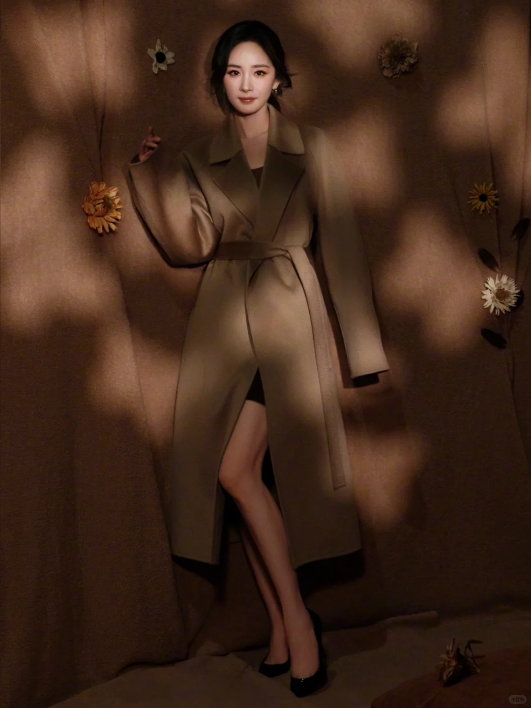 杨幂光脚秀长腿，这美商绝了！