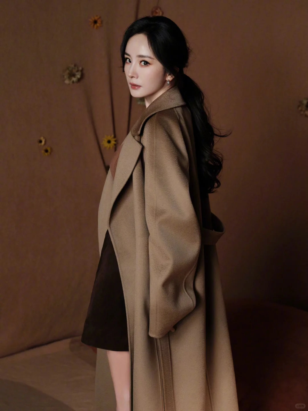 杨幂光脚秀长腿，这美商绝了！