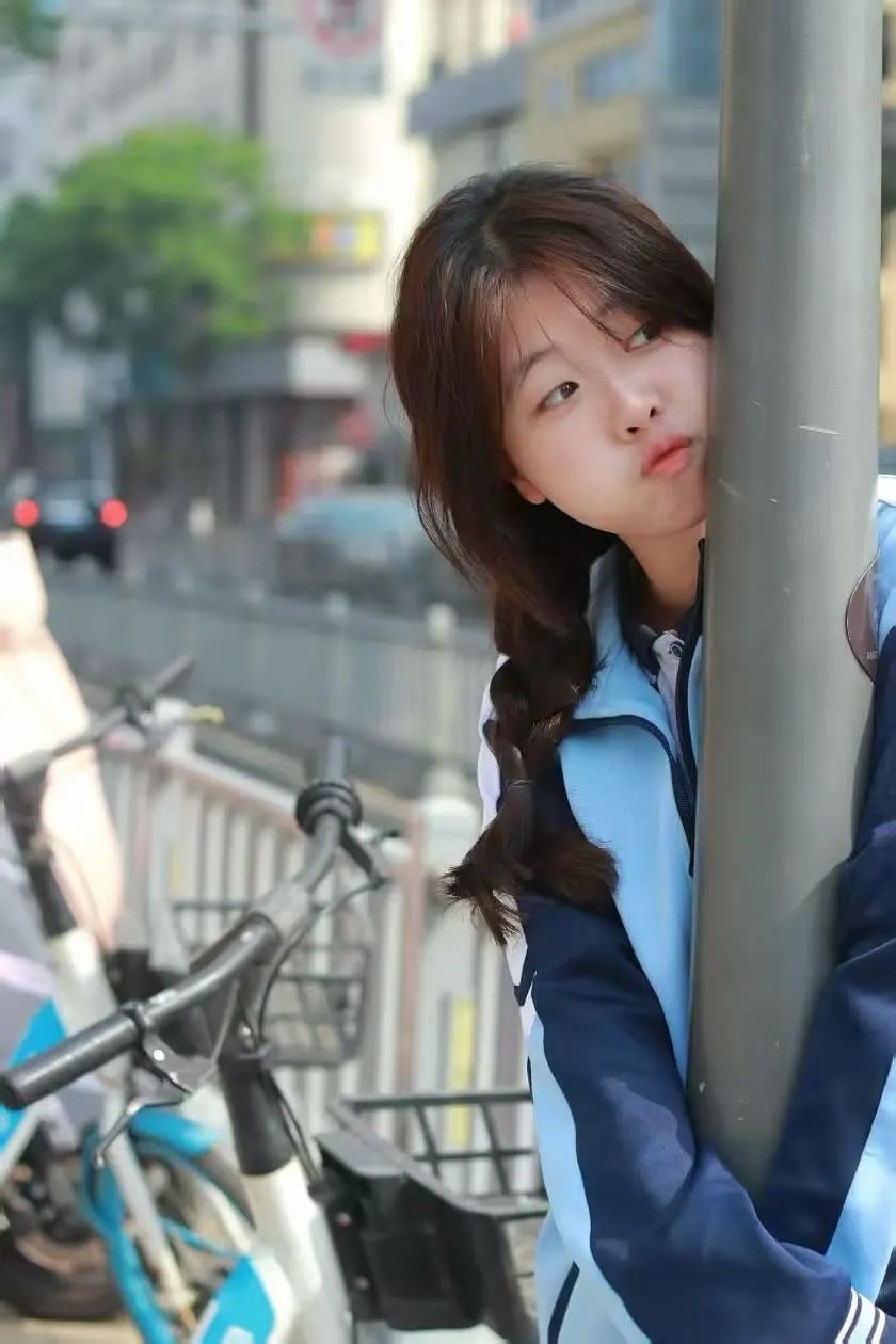 在街上拍到了一个超好看的她📸