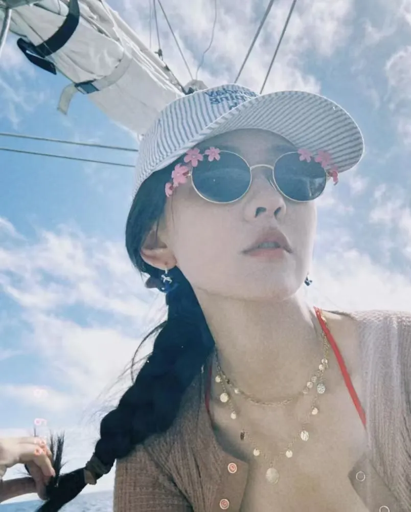 梁洁海边🏝️度假配饰真的太hot了🔥🥵！