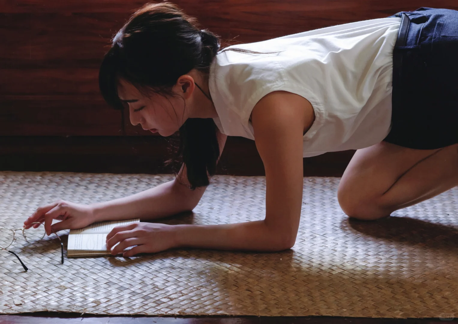 写真集《光的角度》by 铃木绚音：捕捉每一个