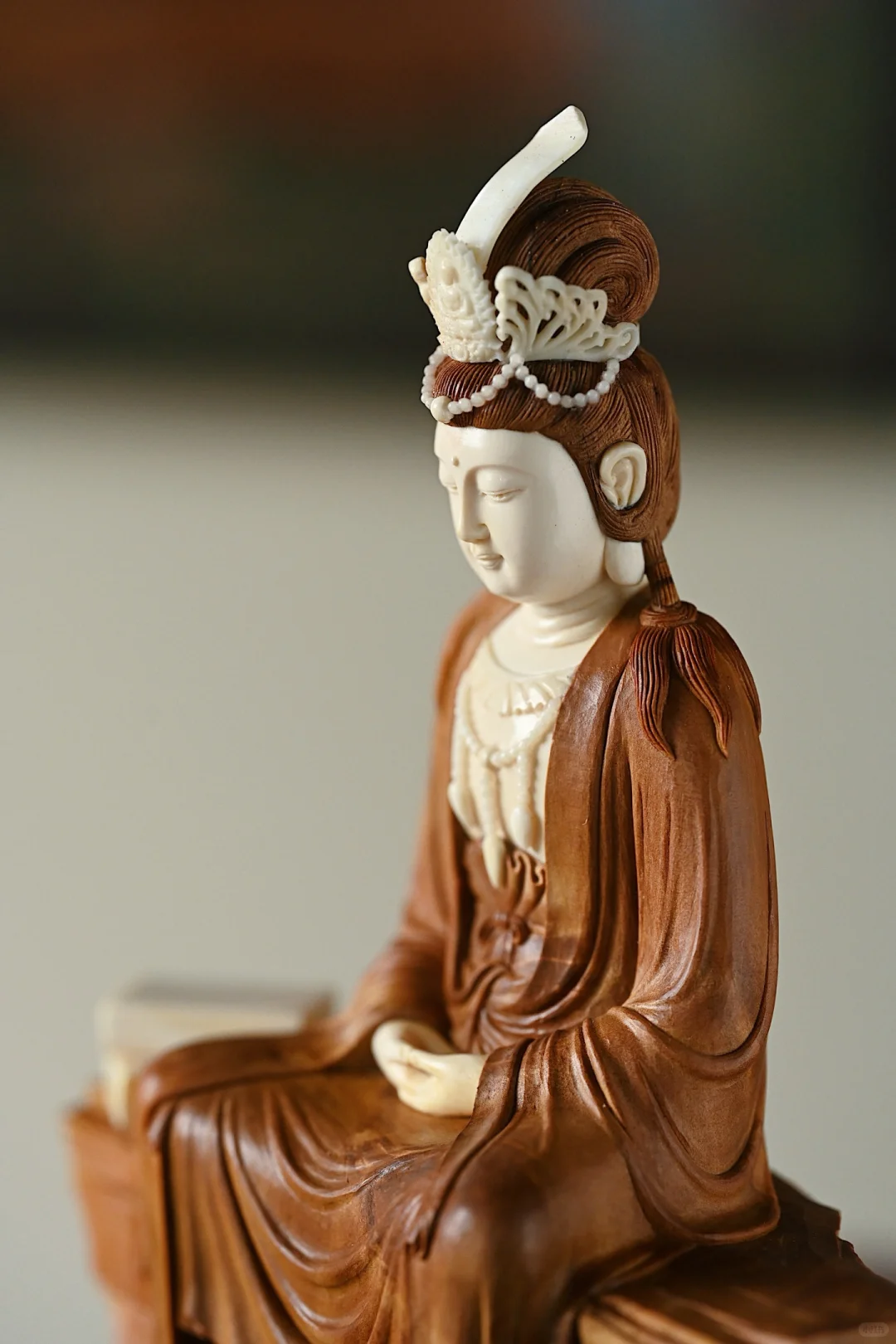 老山檀雕出慈悲相｜连衣纹都藏着经文