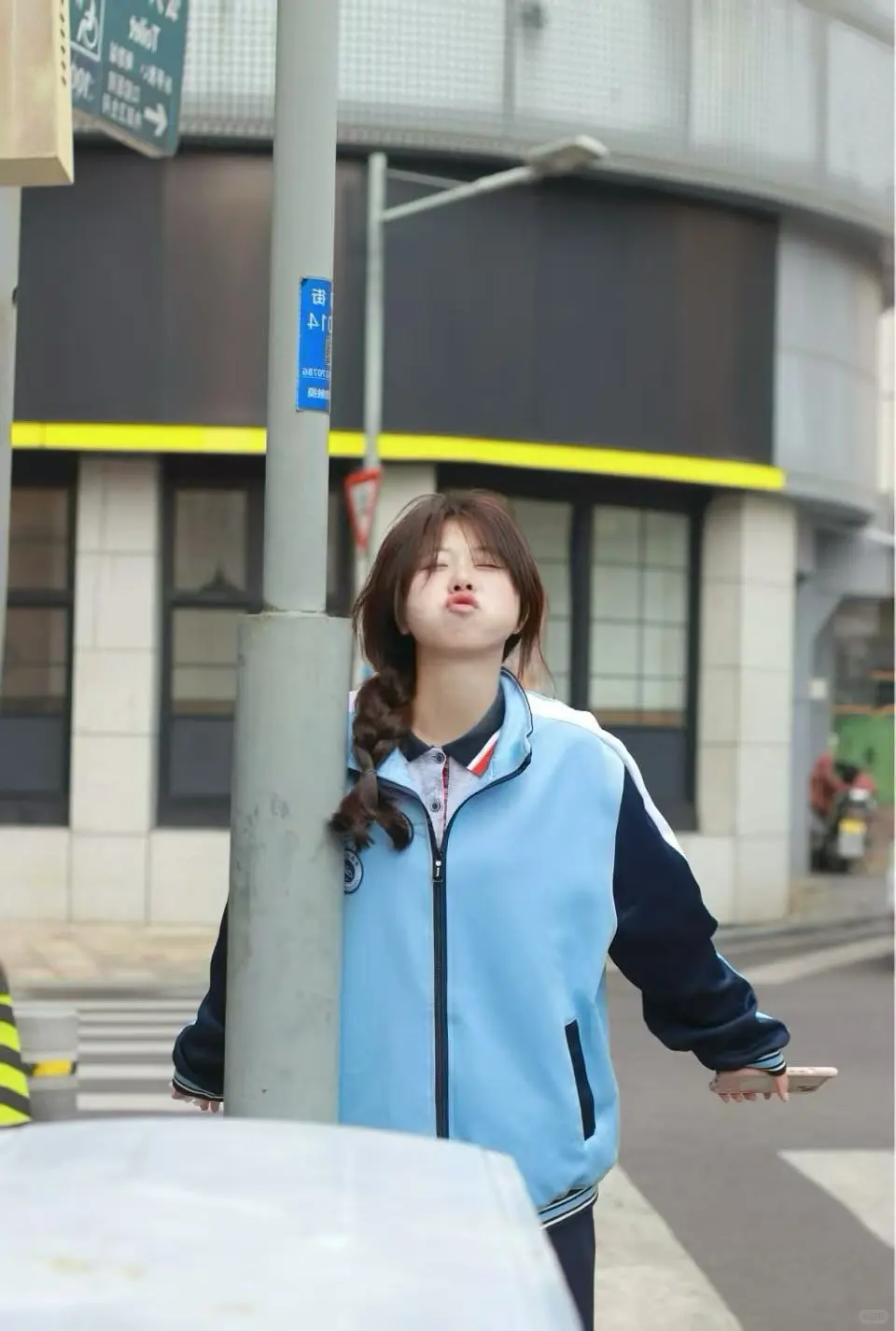 在街上拍到了一个超好看的她📸