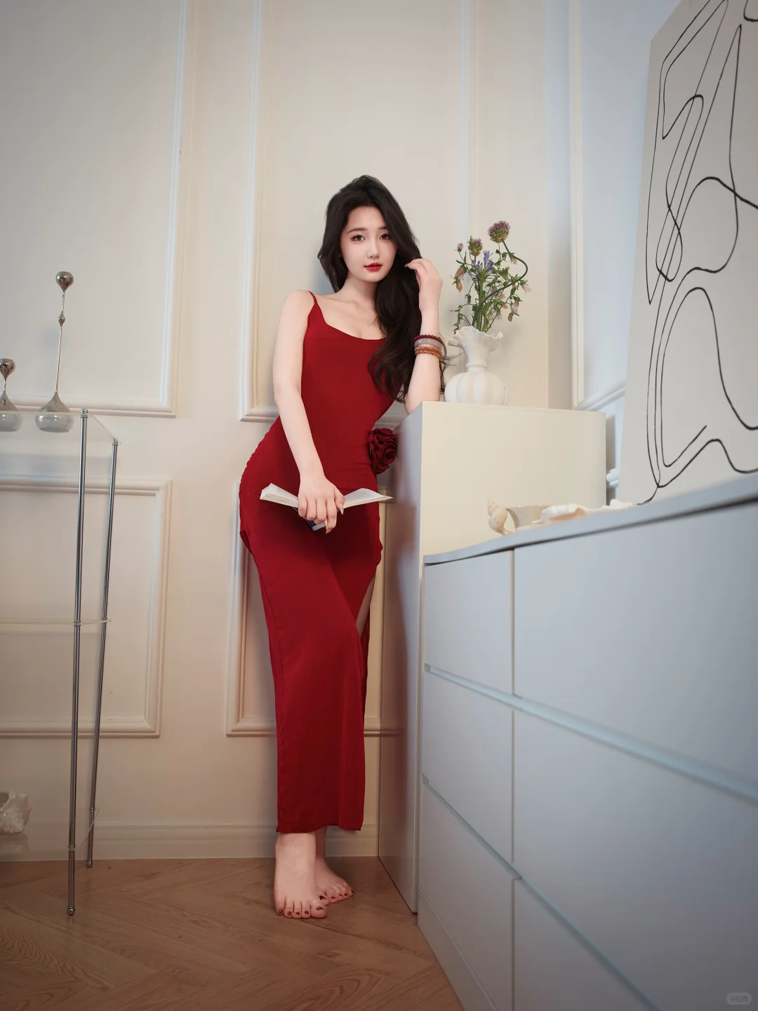 一袭炽烈红裙撞进纯白房间，性感肆意绽放✨