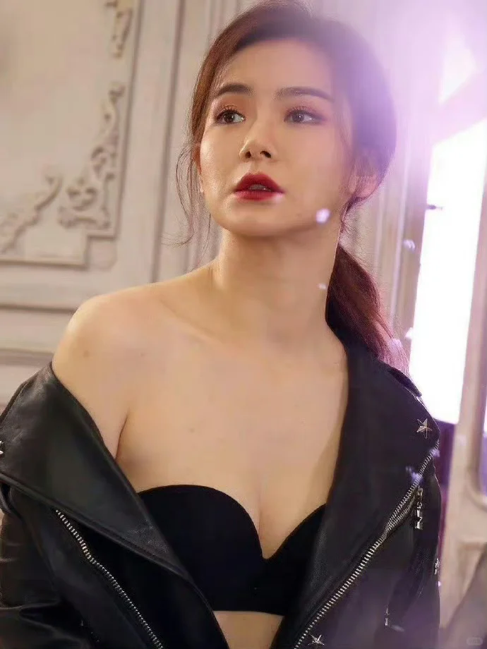 哇塞🌈戚薇写真集，自信，妩媚，👍👍