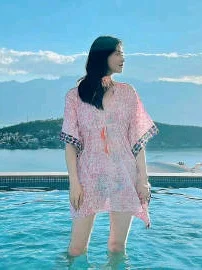 蒋欣泳池随拍：岁月从不败美人