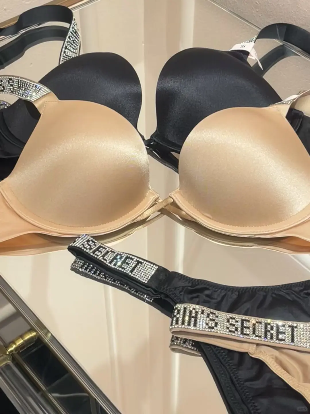 维密 断货王闪钻Logo文胸，一来就断码