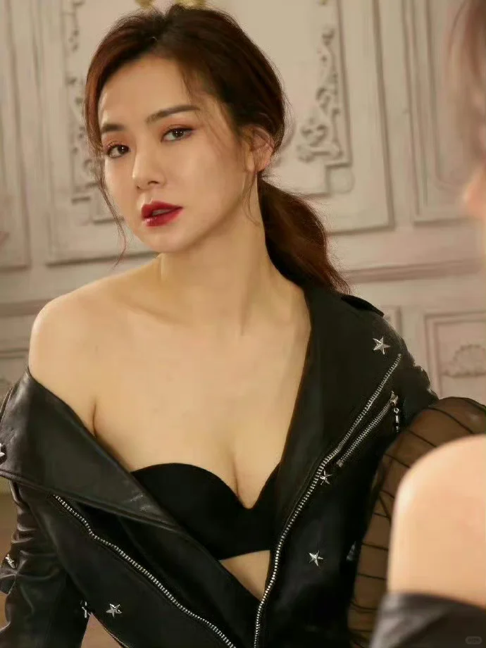 哇塞🌈戚薇写真集，自信，妩媚，👍👍