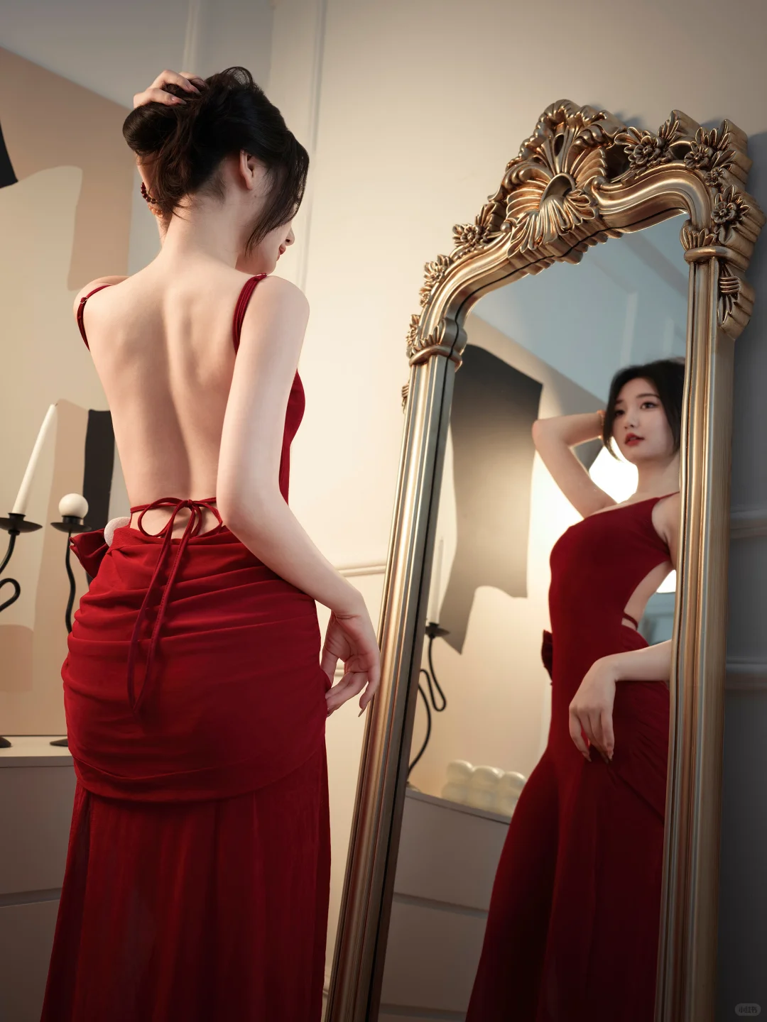 一袭炽烈红裙撞进纯白房间，性感肆意绽放✨