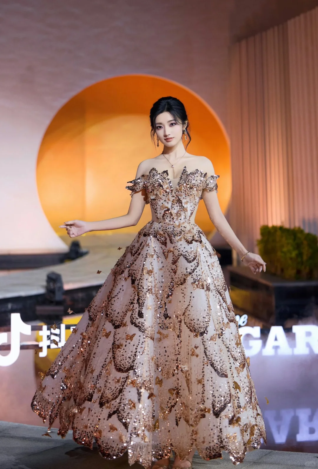 谁懂啊！这个黄羿营业可爱到犯规了！