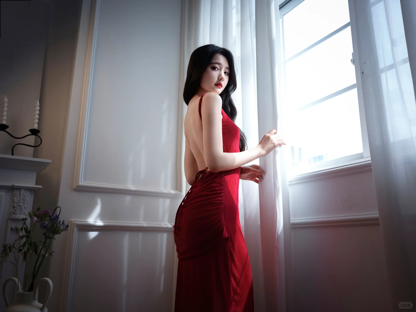 一袭炽烈红裙撞进纯白房间，性感肆意绽放✨
