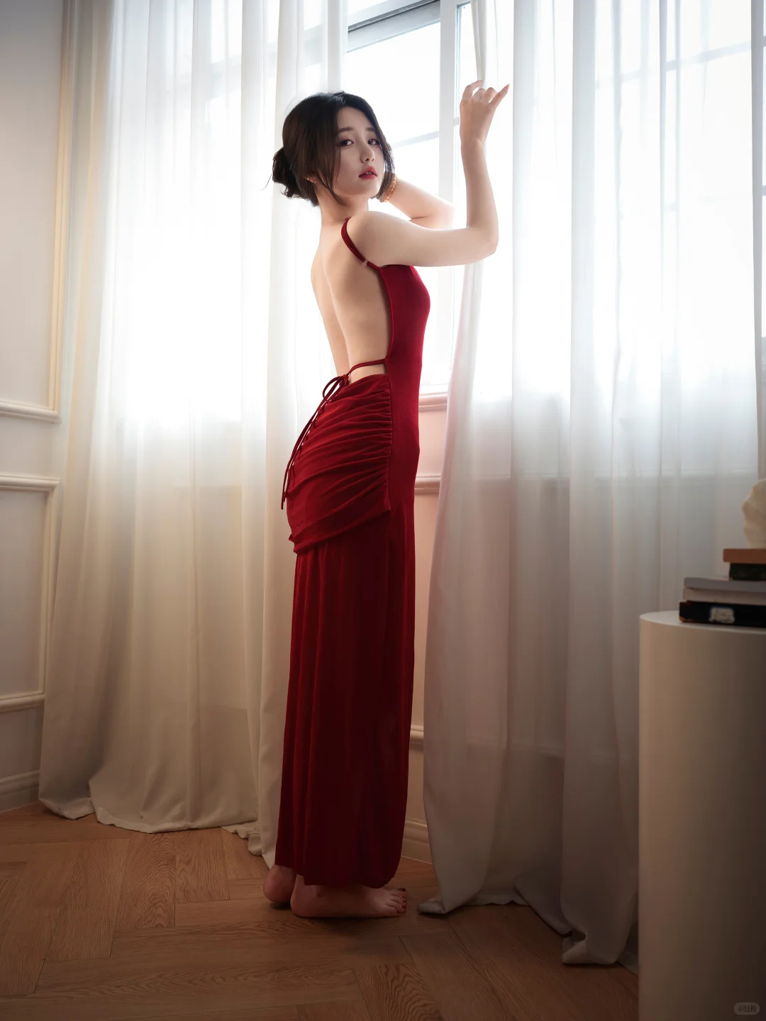 一袭炽烈红裙撞进纯白房间，性感肆意绽放✨