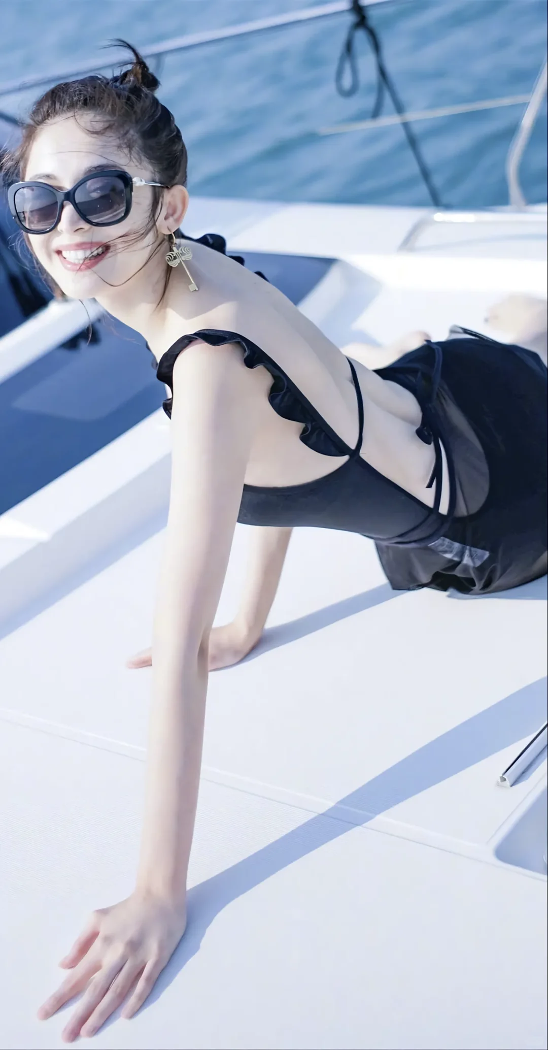 古力娜扎 | 游艇写真鲨疯了！这身材比例绝