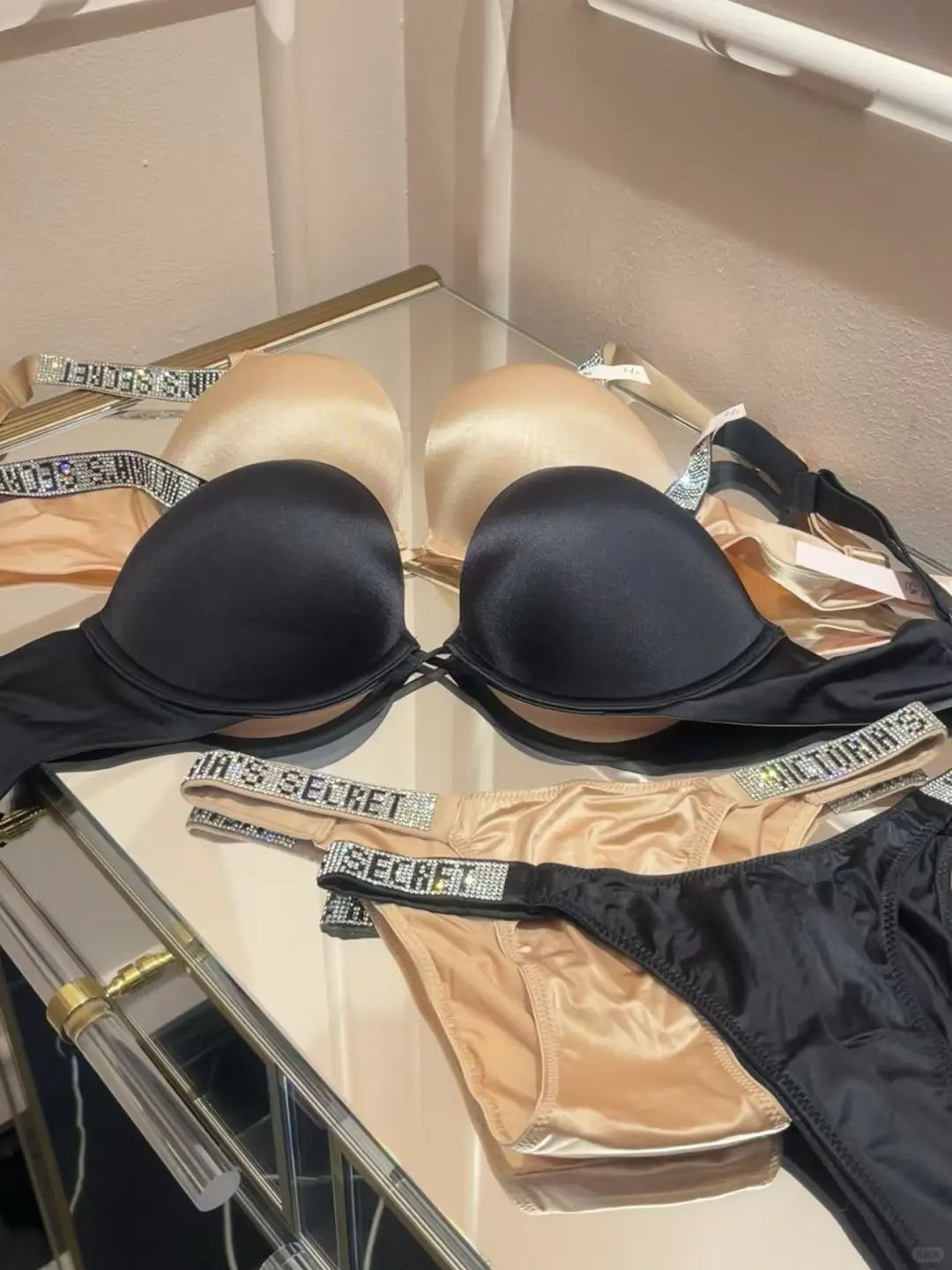 维密 断货王闪钻Logo文胸，一来就断码