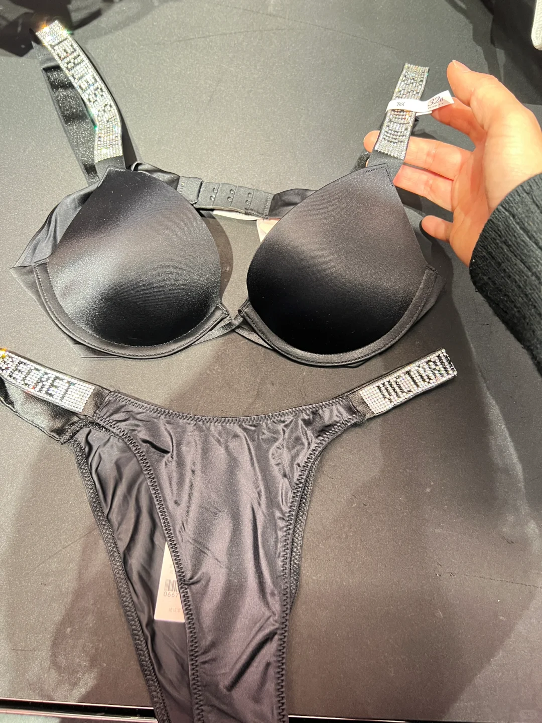 维密 断货王闪钻Logo文胸，一来就断码