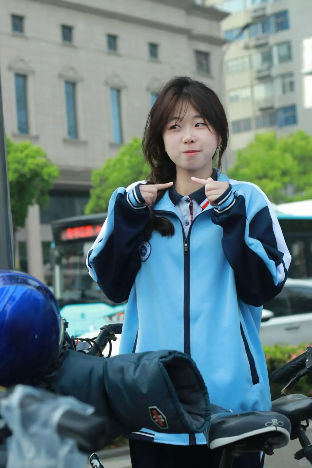 在街上拍到了一个超好看的她📸