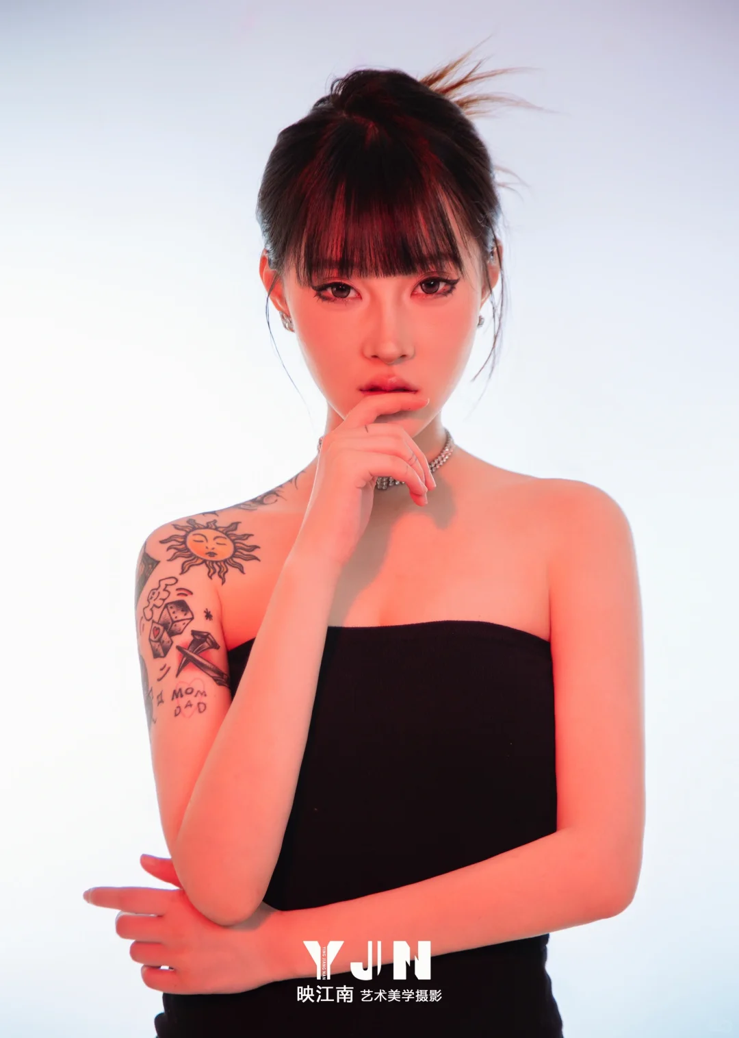 不是吧❓这么辣的御姐写真还撩不到你！？