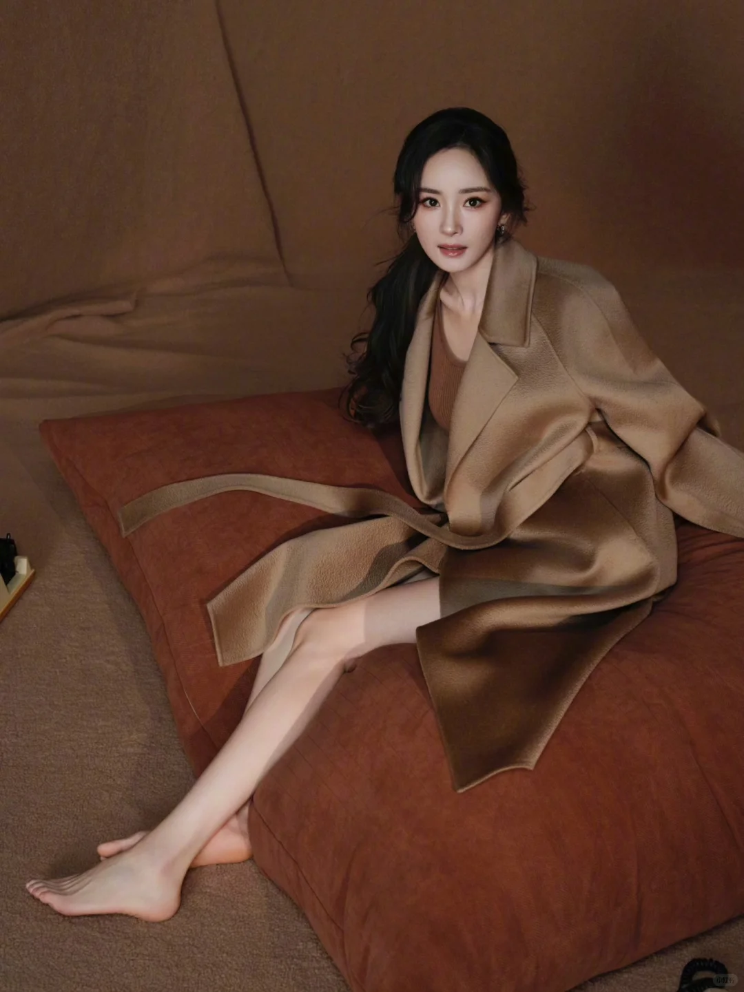 杨幂光脚秀长腿，这美商绝了！