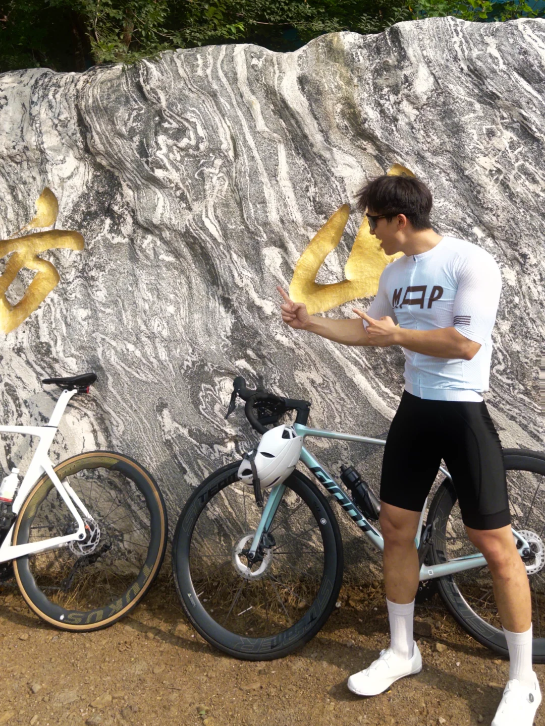 吹着山风 骑行在山野间