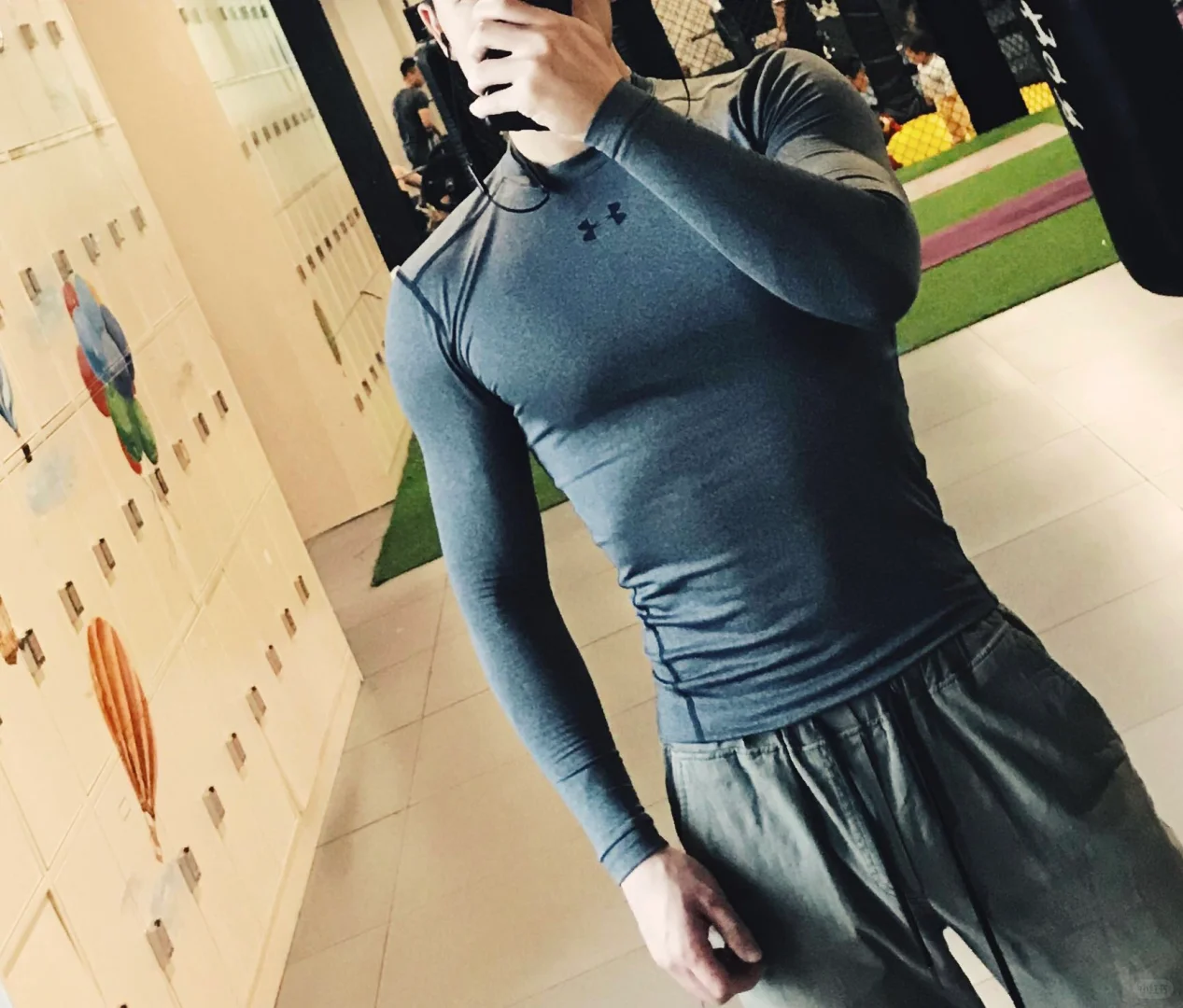 三十岁了还在搞擦边，没出息