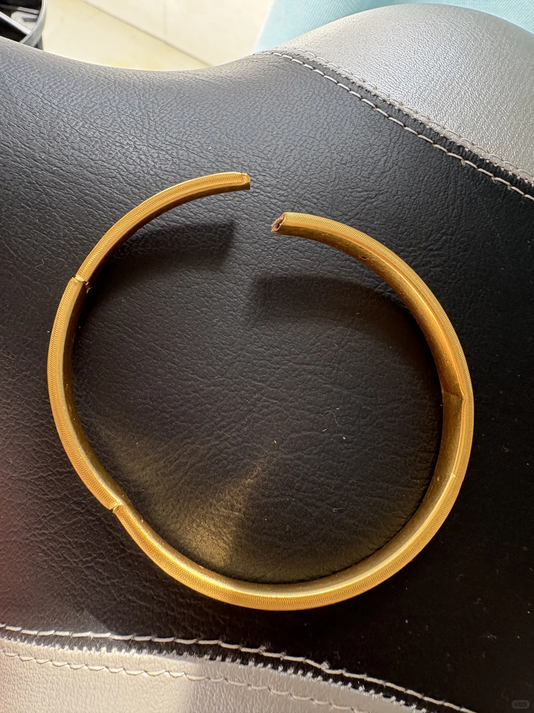 一下子就给我掰断了😂