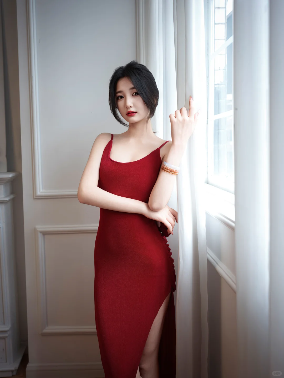 一袭炽烈红裙撞进纯白房间，性感肆意绽放✨