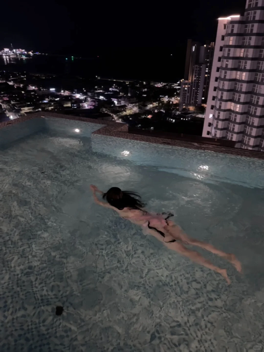 🇰🇷束草碎片｜悦榕庄夜景泳池˶ ᗜ  ᴗ  ᗜ ˶