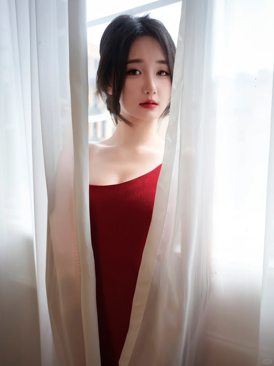 一袭炽烈红裙撞进纯白房间，性感肆意绽放✨
