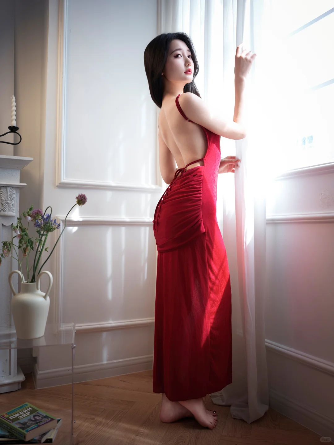 一袭炽烈红裙撞进纯白房间，性感肆意绽放✨