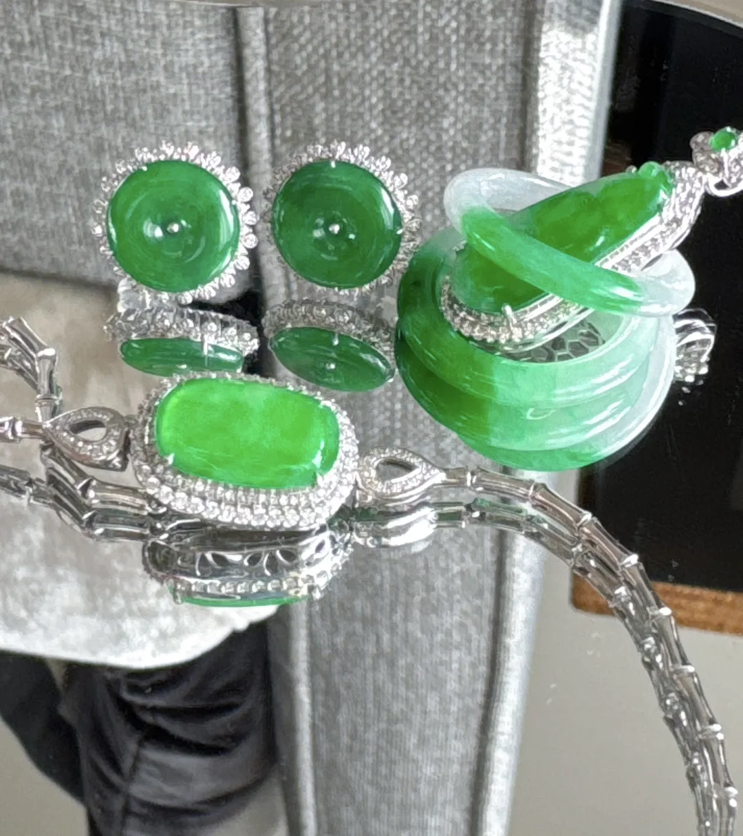 这算是娇艳欲滴的艳阳绿了吧？