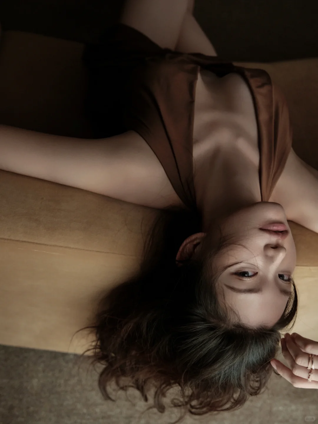 影后辛芷蕾同款写真｜高级又性感的暗调氛围