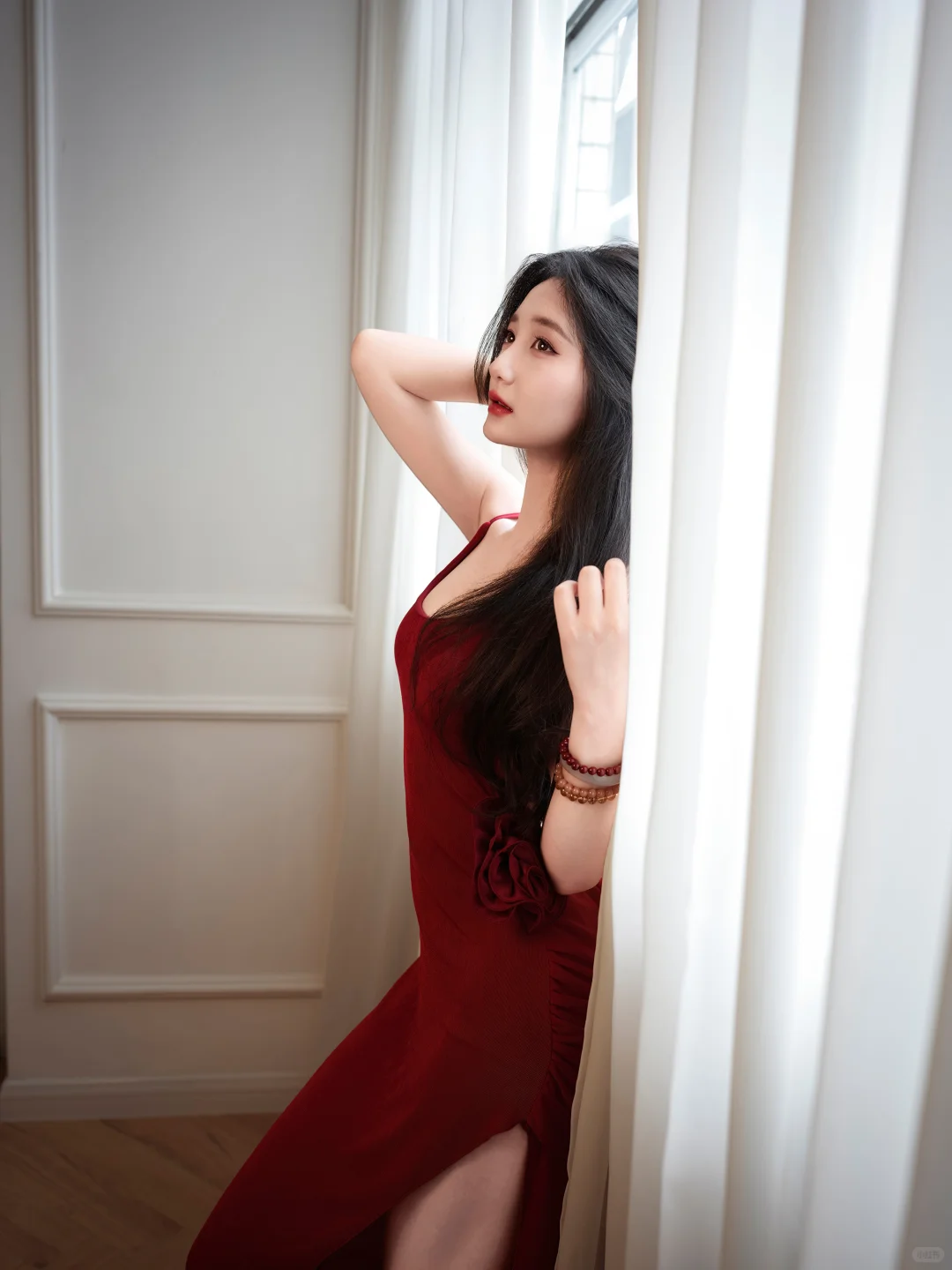 一袭炽烈红裙撞进纯白房间，性感肆意绽放✨