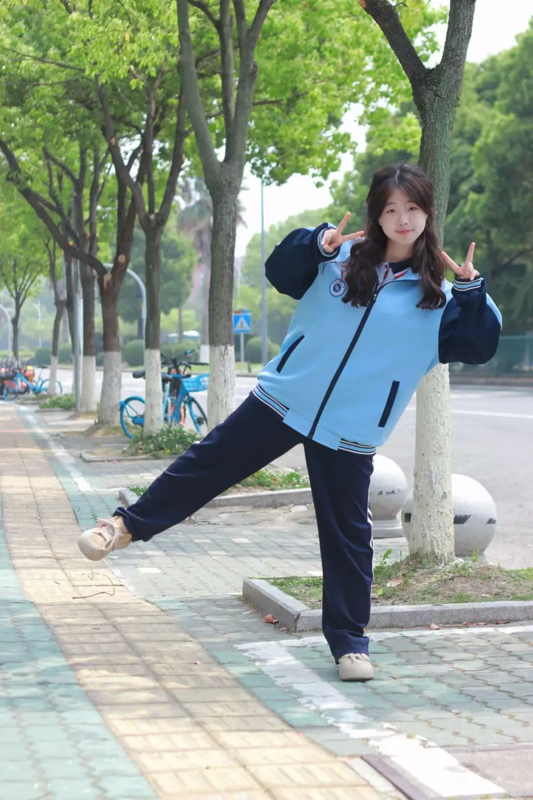 在街上拍到了一个超好看的她📸