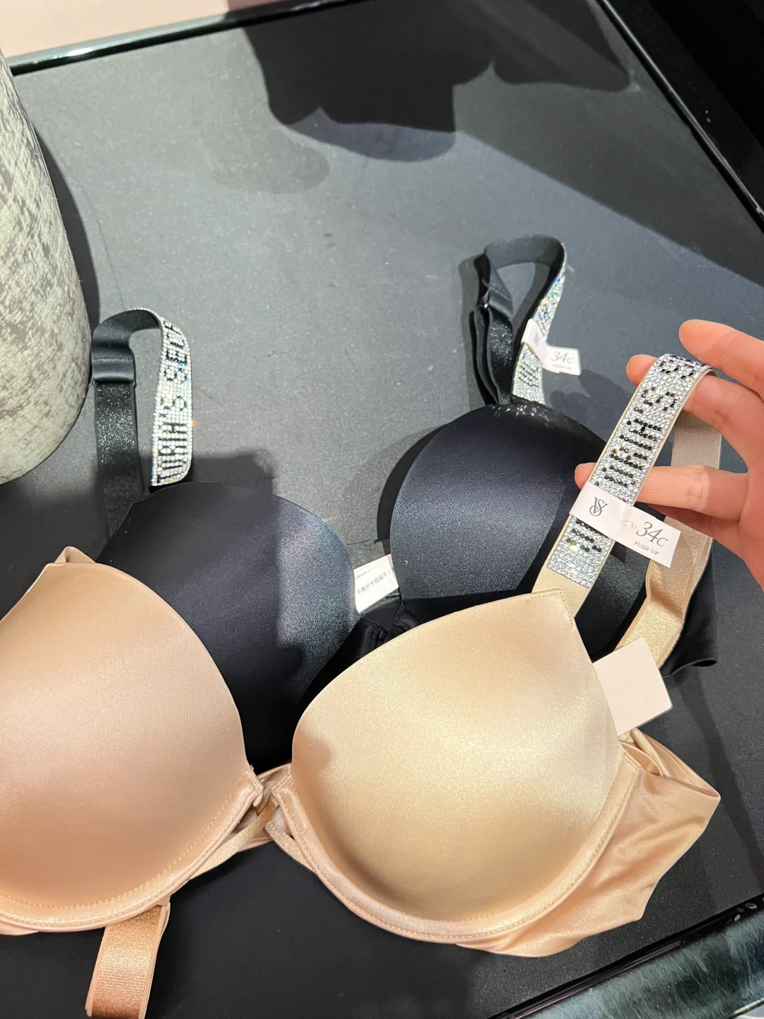 维密 断货王闪钻Logo文胸，一来就断码