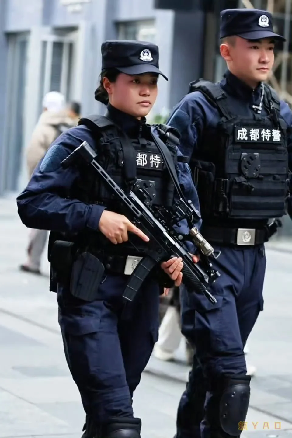 英姿飒爽的女特警，守护城市平安！🔥👍