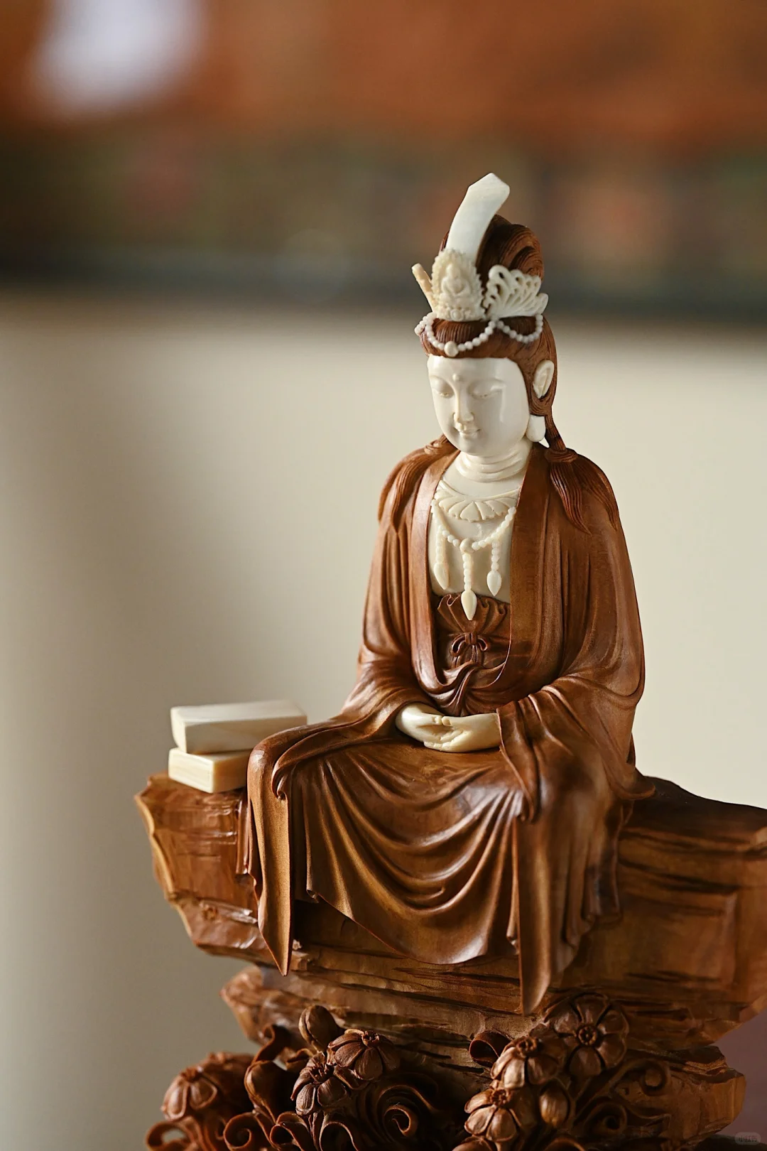 老山檀雕出慈悲相｜连衣纹都藏着经文